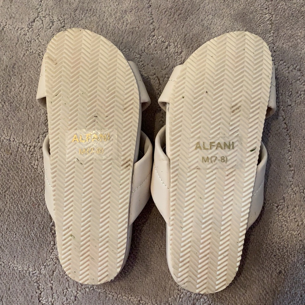 Nude slides - Picture 2 of 4
